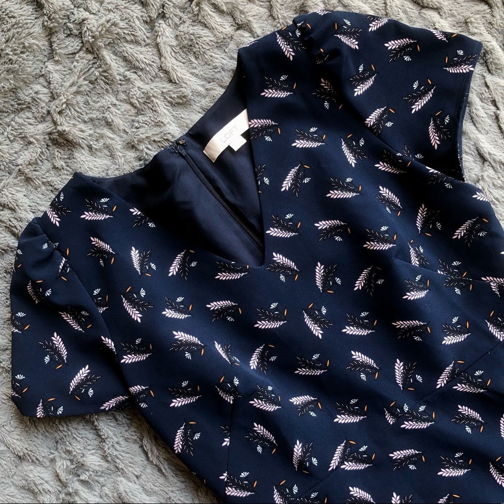Loft Size 2 V-Neck Fit and Flare Dress w Pockets